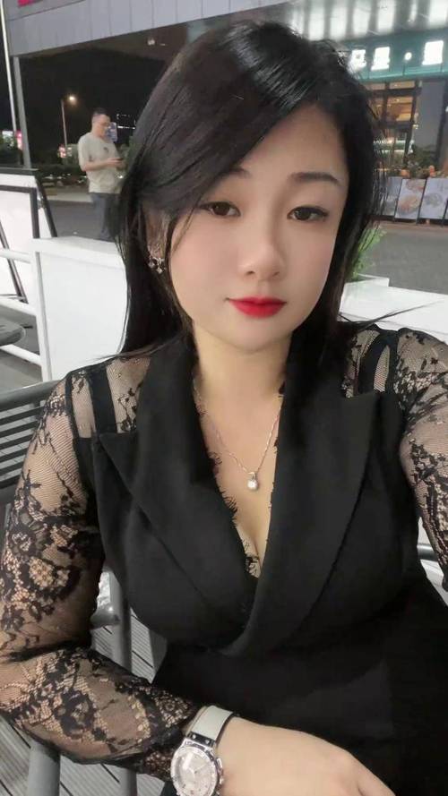 亚洲自拍少妇居家日常：私密生活记录，真实夫妻情趣瞬间