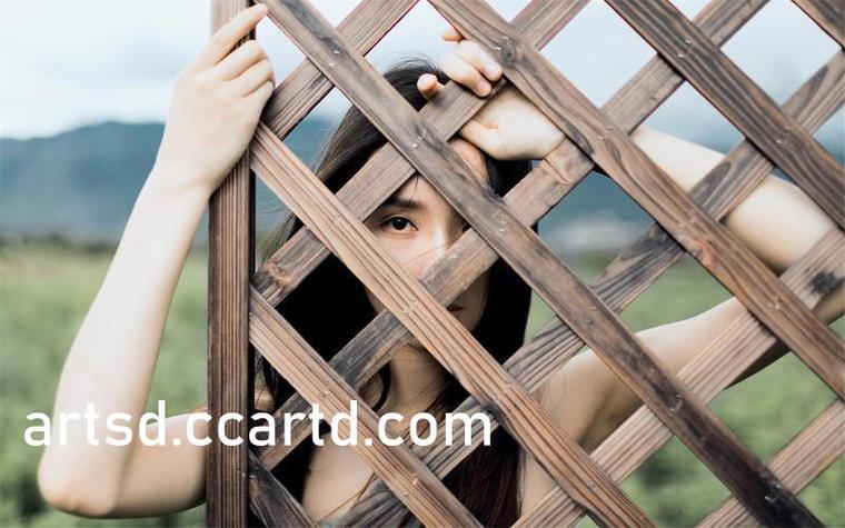 操美女老师逼的相关介绍