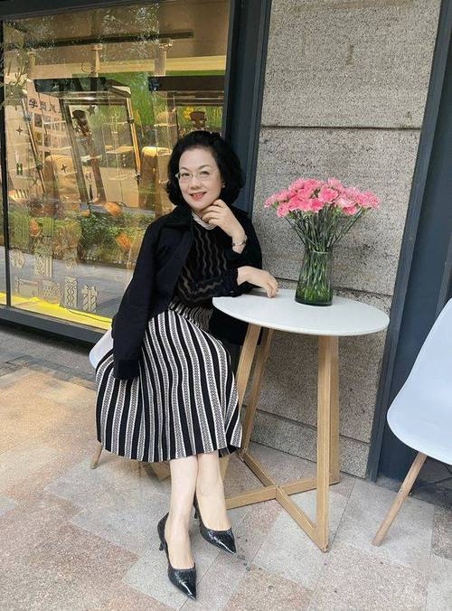 操了美女老师的相关介绍