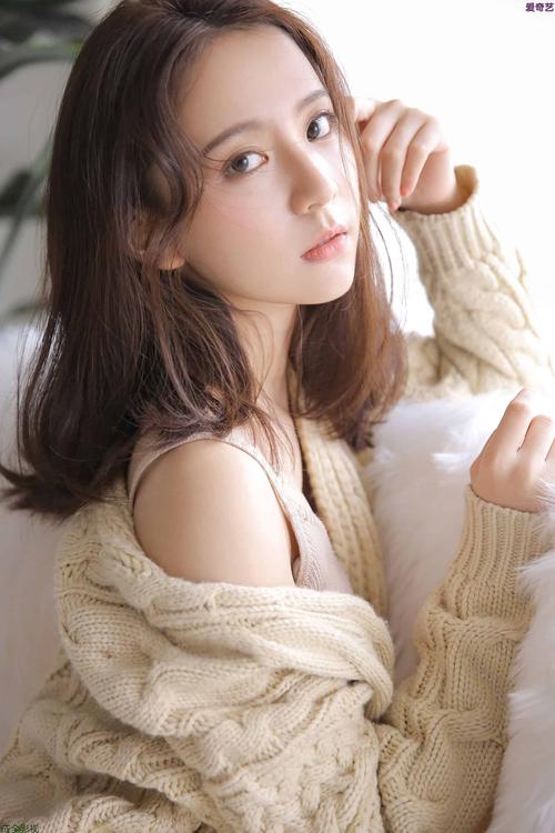女生下面留的黄色分泌物的相关介绍