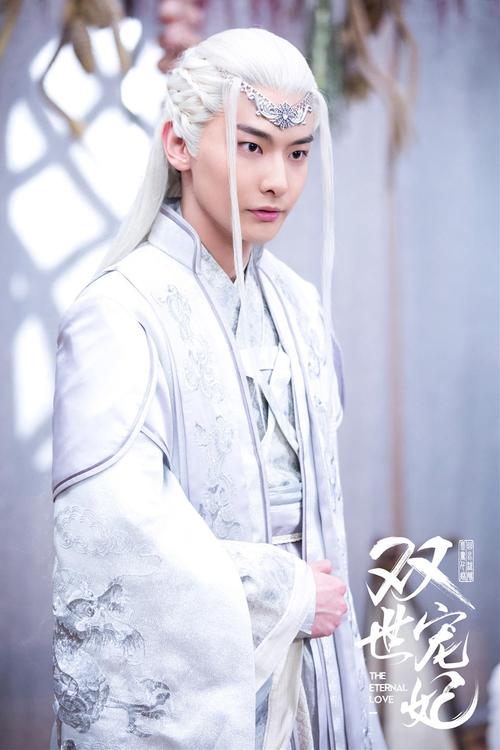 一边摸一边做一边亲的相关介绍