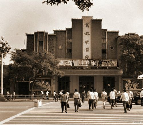 轻轻影院的相关介绍